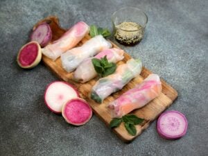 Rouleaux de printemps aux radis, crevettes et carottes